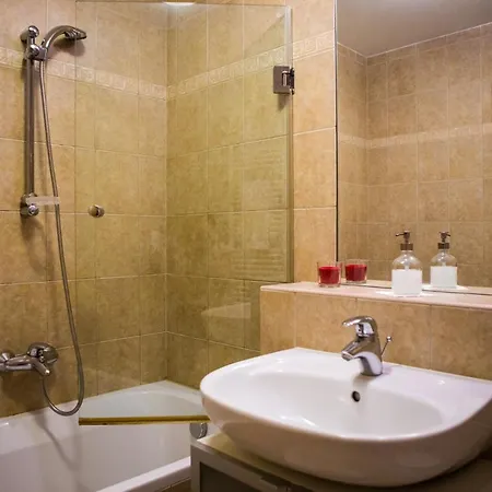 Flat At The Danube With Wellness *