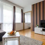 Flat At The Danube With Wellness *