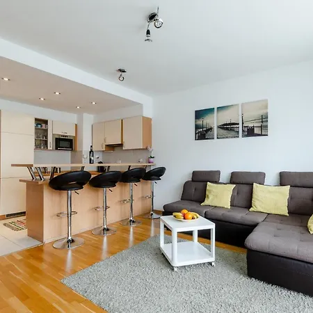 Flat At The Danube With Wellness منزل للإقامة *
